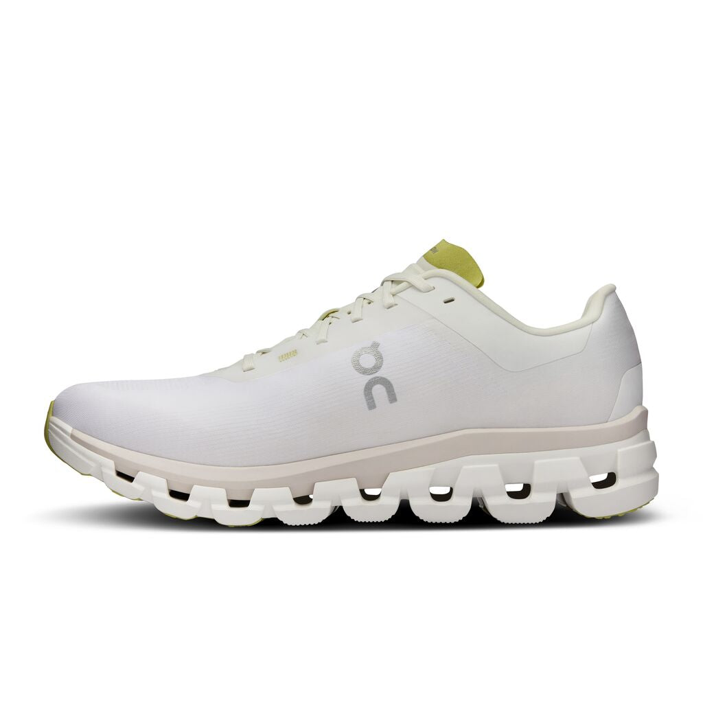 On Cloudflow 4 - White / Sand (M)